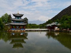 黒龍潭公園は玉龍雪山を借景にしています。