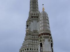 不思議な感じの様式の建物です。
これが寺院とは驚き。