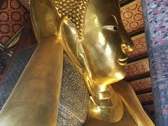 リバークルーズ終了後、徒歩5分ほどで、ワット・ポー寺院に到着。
まだ12時過ぎなので、入場できないのかと思いきや、大勢の人が入場している!?
何故？と感じつつ、入り口へ、やはり何の張り紙もなく、普通に入場できます。
入場料は1人100バーツ(お水付き)。
フワランポーン駅でのオジさんが嘘を付いていたことが、ここで初めて気づきますが、時すでに遅し…、気を取り直し、涅槃像を拝みに。