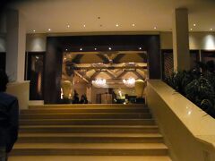 　今夜と明日の２連泊するホテルはシェラトン・ムステｲカ・ジョグジャカルタであり５つ星だろうが結構古いホテルだ。チャックインした時は１１：００だ。日本時間では午前１時。明日は３時１５分にモーニングコールもらい、そして０４：００にホテルロビー集合だそうである。ボルブドール・サンライズ見物だ。眠る時間が無い。