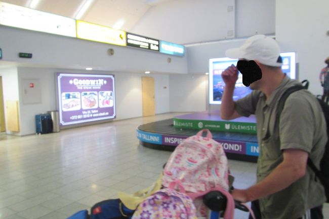 先に荷物カウンターに着いてた旦那と合流<br />私と長女はまた空港職員さんに手伝ってもらってました<br />ロシア系イケメンのお兄さんとキレイなお姉さんに手伝ってもらえて<br />本当に助かりましたしとても親切でした<br />荷物受け取りカウンターまででお礼を言って<br />これからタクシーを拾います 