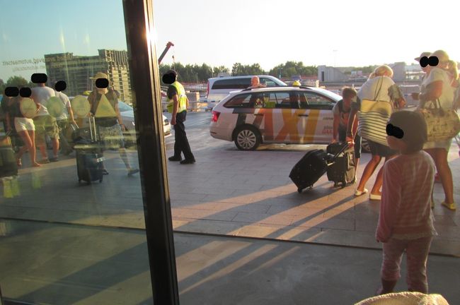 タクシー乗り場<br />タクシーが狭い道にぎゅうぎゅうに詰めて客待ち中<br />並んだ人から乗っていくのですが<br />普通車ばかりで荷物と５人乗るのは無理<br />大きいタクシーを待つなら後ろ、と言われたけど<br />やっと来た大型タクシーは他の５人家族が乗って<br />後ろを見ても大型タクシーは見えず<br />タクシー利用者がどんどん来ないと新しいタクシーが来れないので<br />このまま待ってたらいつ乗れるかわからんぞ、と思って<br />写真に写ってるようなトランクが広そうなタクシーに<br />「このトランクなら荷物が全部乗ると思うから試させて？」<br />と中盤ぐらいにいたタクシーに声をかけて<br />荷物が乗ったので出発!!<br />…半ば強引に行かないといつまでも待たされそうでした<br />時刻は２１時だし少しでも明るいうちに着きたいよ