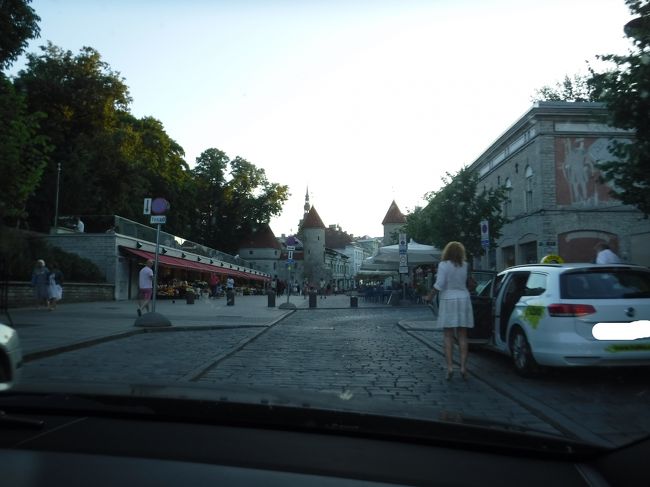 一応maps meアプリで見てたけど最短距離で旧市街へ<br />9ユーロ<br />旧市街は車が入れないので<br />車が入れるギリギリの看板手前で降ろしてくれて<br />「この住所は右に曲がったらあるよ」<br />と親切に最後まで案内してくれた