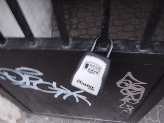 お姉さんにメールを送ってもらったはいいけど<br />オーナーが来るかどうか<br />来るにしても時間かかりそうなのでもう一度メールを見る<br /><br />「ゲートにかかっているロッカー」<br />…ゲートにかかってる<br />もしかしてこの南京錠！？<br />見ると４桁の番号を入力できるので試しに入力すると<br />パカッと開いてカギが出てきた<br /><br />これかーーーーーーー！！！<br />３０分ぐらいすったもんだしてお姉さん巻き込んで<br />やっと解決した！！<br />何このリアル謎解き……<br />こんなスリル要らんから早よチェックインしたいよ<br /><br />そんなわけてやっとカギを開けて指定された部屋へ