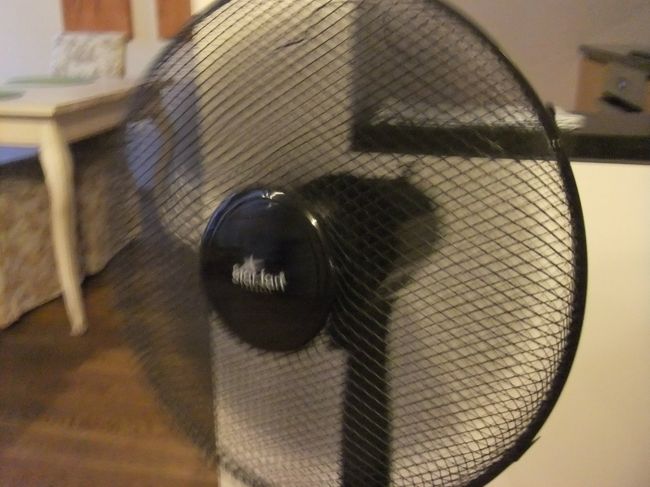 さらにここには強力な扇風機（この旅で初！）<br />そしてクロークコーナーと<br />小型温風機！！<br /><br />カウナス宿からの生乾き洗濯物と<br />ここで洗濯した洗濯物が一晩で乾かせた！！<br /><br />この装備品と立地の良さで<br />タリンの宿の評価が最大まで上がる<br />洗濯物が乾くのはポイント高い