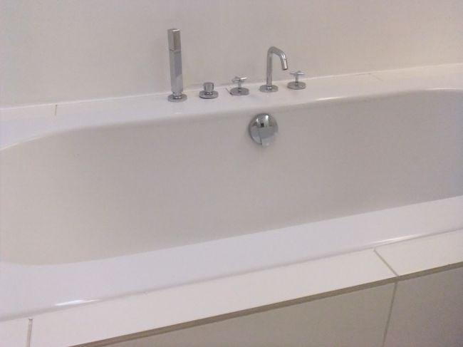 広い浴槽と洗い場が別にあるー<br />そして水が透明！！<br />黄色じゃない！！<br /><br />これだけでタリンの宿評価爆上げ