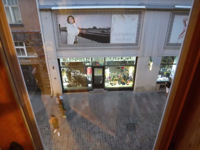 部屋の窓からの景色<br />夜２３時ぐらいまで薄明るかったし観光客もずっと通ってた<br />レストランも２４時まで開いてるし夜は賑やか<br />…かといって夜中は子連れで出ようとは思わないけどね