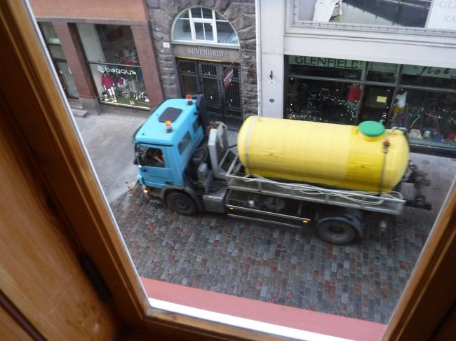 タリンの朝<br />４時半に目覚めた<br />清掃車や自動お掃除車（ルンバの大きい版）で<br />旧市街の道路はすっきり清潔<br /><br />リトアニアにはそんな発想無さそうだ<br />さすがIT先進国エストニア<br />