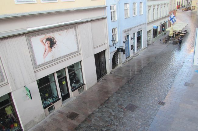 お掃除ロボットで水拭きしたピカピカ道路<br />