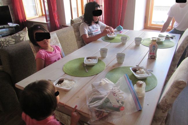 ６時頃から起こし始めて<br />６時半に「いただきます」<br />さとうのご飯と無印のハンバーグを半分ずつ<br />フリーズドライの味噌汁なくなったから<br />せめて液味噌を溶かしてみる<br />やっぱ具がほしい<br />旅行中は食材入手も調理する時間も惜しいので<br />調理をやめてこれから全部フリーズドライやレトルトにしよう<br />