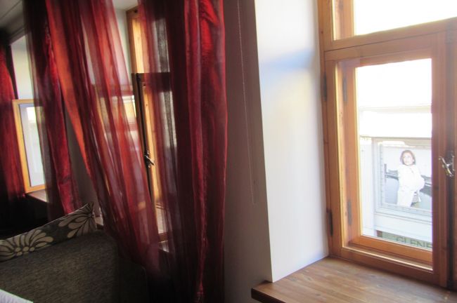 家族が起きる前に乾いた洗濯物を取り込んで<br />昨日干せなかった分を干して温風機＆扇風機<br />それから取り込んだ洗濯物を畳む<br />朝御飯のさとうのご飯をチンして<br />その間にお湯を沸かしたり<br />充電器の電池をセットしたり<br />お風呂グッズをカバンに片付けたり…<br />結構やることが多い