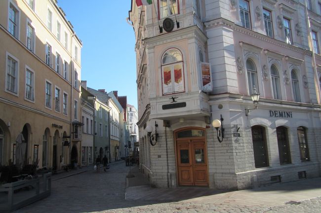 旧市街の街並み<br />道路は巨大ルンバのおかげでキレイ