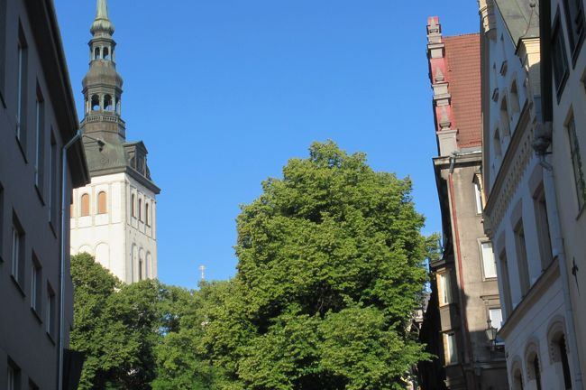 本日も良い天気<br />ありがたいことに滞在中はずっと晴れで<br />日傘に使う用途でのみ傘を使った<br />こうして早朝観光すると日傘も要らない<br />涼しいし清々しい