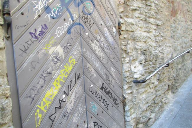 そして恒例の落書き<br />文化遺産以外の壁があったらみんな落書きするんかな<br />冬は雪に覆われて真っ白になるから<br />何か目印付けたくてバルトの人は落書きするのかな