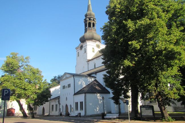 聖マリア大聖堂<br />早朝なので外から見るだけ