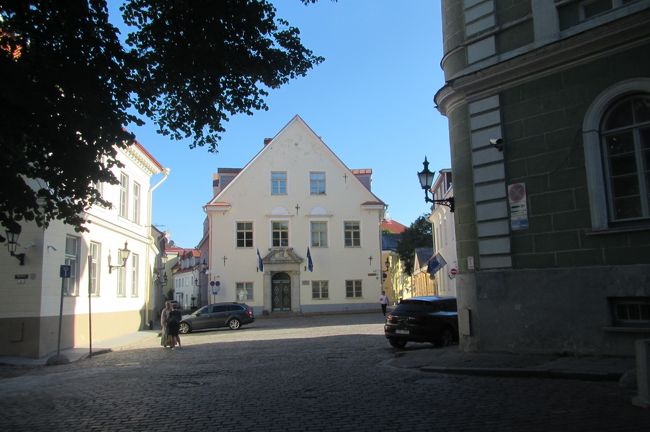 時々観光客の車が通ったり<br />団体観光客が歩いている<br />個人で歩いている人は見ない