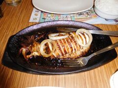 入ったのは、呑ん気のとなりの”チカアン” （Chikaan sa Cebu ）です。

イカの鉄板焼き
イカが新鮮で美味しいです。

