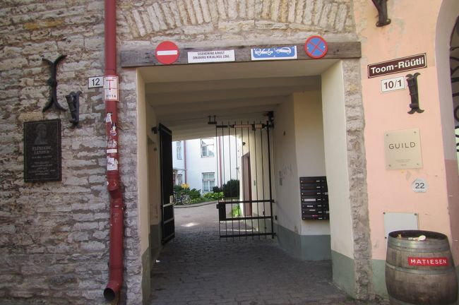 違った。ここはマンションなので違いました<br />この門を左に曲がります