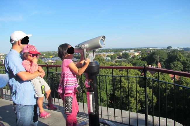 「見たいーコインちょうだい」と次女<br />そんな上の角度だと空しか見えないよ