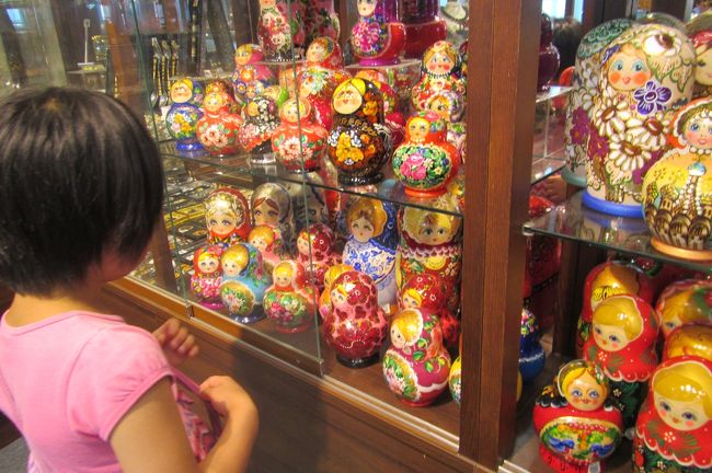 展望台後ろの店が朝８時３０分の時点でオープンしてたので入ると<br />マトリョーシカがいっぱい！<br />三姉妹に買ってあげたかったのでちょうど買い物できて良かった<br />みんな、好きなの選んで（できれば１つ２０ユーロ以下で）