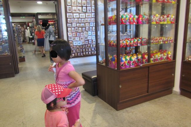 えーどれにしようかなー<br />迷いまくる姉妹<br />「これはー？」と言ってきたのを見ると１００ユーロを超えるものも！<br />細かく書かれてる物は高額のようです<br />「うん、１００は無理。２０以下にして」