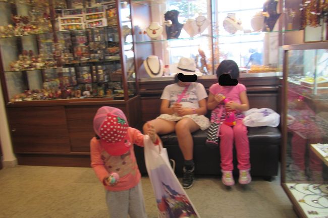 三人でさっそく開けてます<br />三女にも袋を持たせないと怒るので袋を３つ持たせてもらいました<br />お姉ちゃんと一緒が好きなお年頃