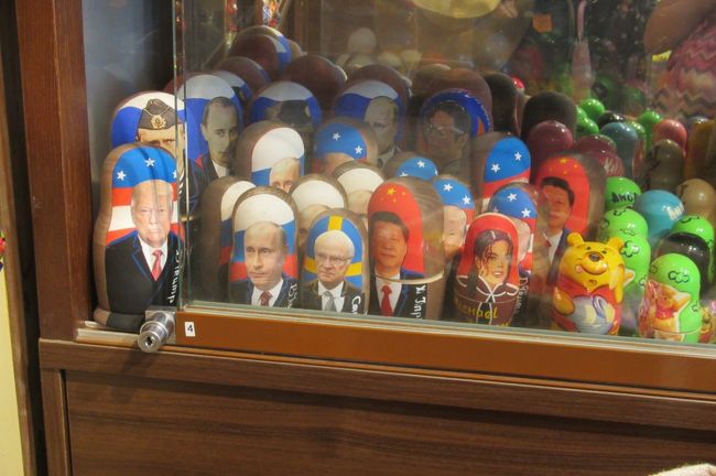ネタ系マトリョーシカ<br />プーさんっぽいマトリョーシカ買えばよかったな<br />アメリカ大統領のはトランプを開けるとオバマ…その次はブッシュ、クリントン…と<br />歴代大統領マトリョーシカです<br />各国バージョンもあり<br />ネタとしては面白いけど可愛いのがいいな…