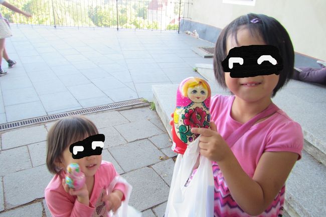 それぞれ選んだマトリョーシカを持ってにっこり