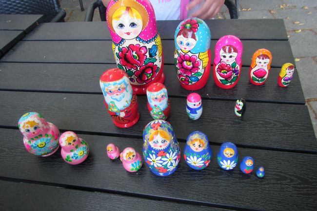 全員が買ったのを並べるとこんな感じ<br />手前の小さいマトリョーシカ達は１２ユーロ<br />大きいマトリョーシカは２０ユーロ<br /><br />三姉妹みんな気に入って旅行中ずっと持ってました