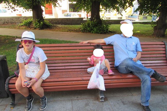 教会前のベンチでちょっと休憩<br />マトリョーシカをそんな肌身離さず持たなくても…<br />まぁ気に入ってくれたのなら何より