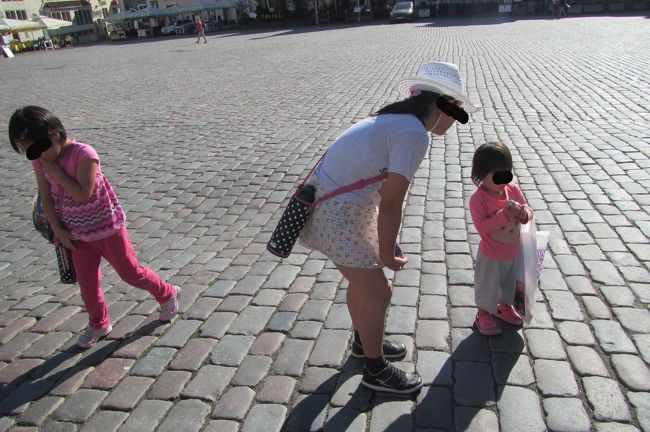 ランチが営業してる１２時以降になれば観光客で賑わいそうですが<br />まだ１０時前でほとんど誰もいません<br />例によってお店の業者車を見るだけ