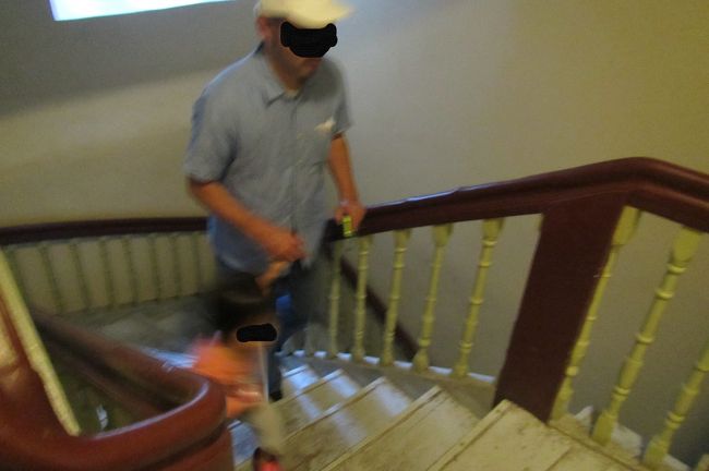 宿の狭い幅の階段を上る<br />これで３階までだから<br />スーツケースの上げ下ろしは大変だ（他人事）