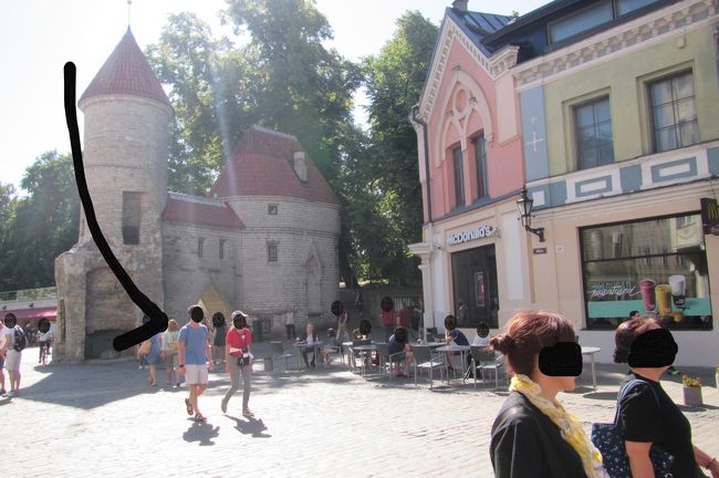 ここがヴィル門<br />外には数台タクシーが停まっていた<br /><br />加工ミスって変な線出てるけど気にしないで