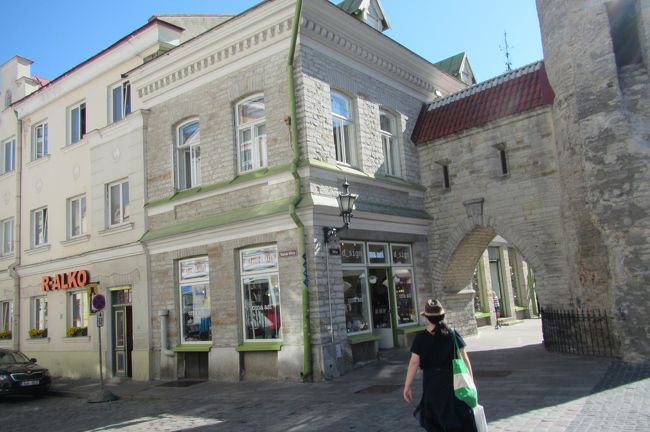 フェリーターミナルまでタクシーを呼びたいけど番号がわからない<br />こういう時フロント付きのホテルなら簡単なのに…と思う<br />とりあえず旧市街境目の店に入ってジュースを買って<br />「すいませんタクシーを呼んでもらえませんか？」と聞いてみると<br />「タクシーならそこを曲がったところ。ヴィル門によく停まってるわよ」<br />と教えてくれた<br /><br />情報料としてファンタオレンジ２ユーロ消費