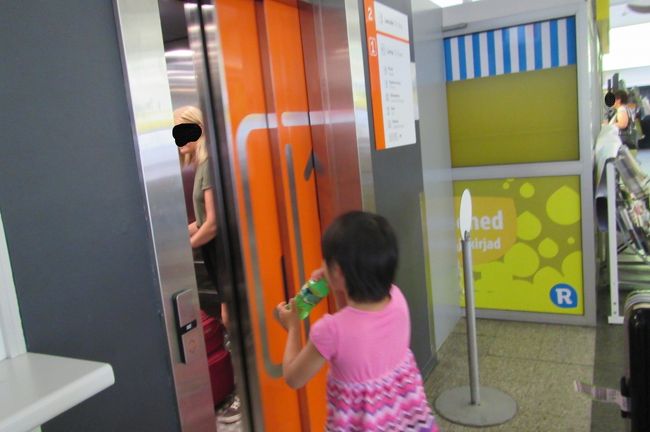 家族全員で乗りたいのでエレベーターを１台見送って２階へ<br />１２時出航で１０時４０分頃には着けたから<br />焦らずに済んだ