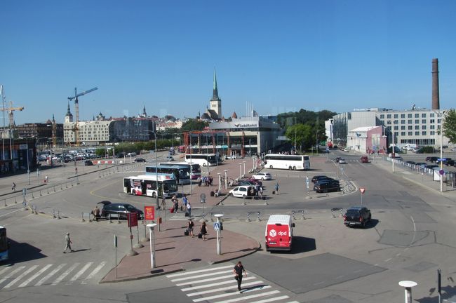 大きめタクシーの人に<br />「ターミナルＡ、エケロラインまで」とエケロラインのチケットを見せながら説明<br />最後に支払いの時にカードＮＧだったのでちょうど良い現金があるか財布を探してたら<br />なんとタクシーの座席に財布を落としていた！<br /><br />エケロラインに行く前にタクシーの運転手が<br />「これ君のじゃないか？」<br />とタクシーを降りて届けてくれた！！<br /><br />外国で！！財布が！！戻ってきた！！！<br />ありがとうおじさん！！<br /><br />現金はほとんど私が持っていて５００ユーロ（６万５千円相当）入ってたので<br />失くしたら大ショックだった<br />本当にありがとうタクシーのおじさん