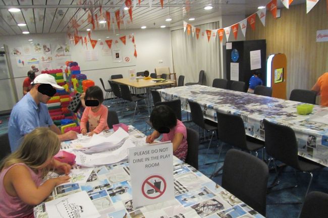 入口を入って奥へ進んだところへ<br />キッズルーム<br />次女と三女はほとんどここで過ごすことになる