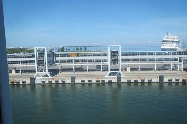 旦那＆次女＆三女はキッズルーム<br />私＆長女は船探検へ<br />中にある店から港を見る<br /><br />出航！