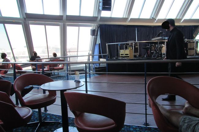 ガラス張りの前方空間<br />中央にステージがある