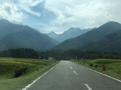 甲斐駒ケ岳神社へ向かう途中の道が素晴らしかった。
ベルガの道、ベルガってなにーー?
停める場所ないー
これ駐停車禁止でないと思うんだけど？
寄せて一時停車して急いで一枚。
車全然こないけど、降りて撮る度胸なし(汗