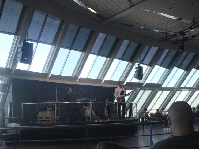 歌をやっていたり<br />手品をやっていたり<br />エンターテイメントがある