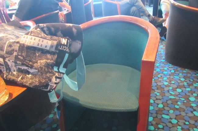 ステージを囲むテーブルは馬爪型のイス<br />くつろいでいると旦那達がやってきたのでみんなで昼食<br />何が売ってるかわからなかったから<br />さとうのご飯で作ったおにぎりを持ってきていた<br />みんなで食べて次女と旦那はまたキッズルームへ<br />長女と私の場所に三女が加わったのが気に入らないのか<br />「あっち行って。ママ２階にいて。上にいて。ここは私だけ」<br />と長女が癇癪起こしたので<br />上で様子見<br />時々長女の様子を見ても「こっち見やんとって。一人がええ」<br />と怒る<br /><br />隠れて様子を見るとひとりでボーっとしてる<br />ちょっと一人で居たいのかな<br />三女はじっとしてることに退屈してる<br />…すぐ近くのデッキを見て<br />良さそうならお姉ちゃんも誘おうか<br />室内に飽きた三女を連れてデッキへ