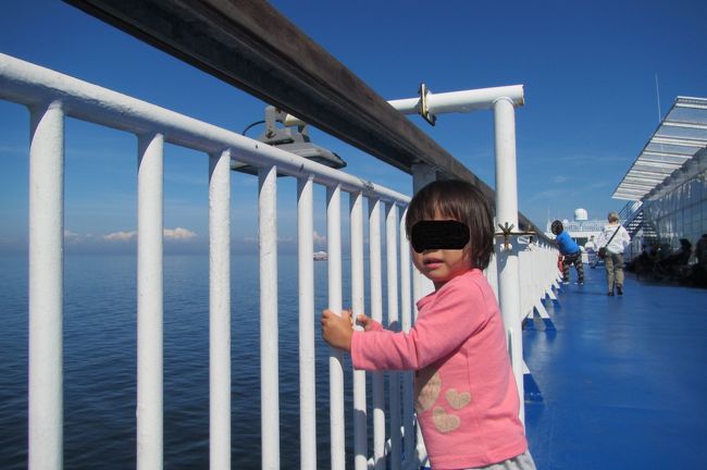 外に出た三女は嬉しそう<br />「うみー<br />ふねがあるよー」<br /><br />そうだね。初めての体験だね。