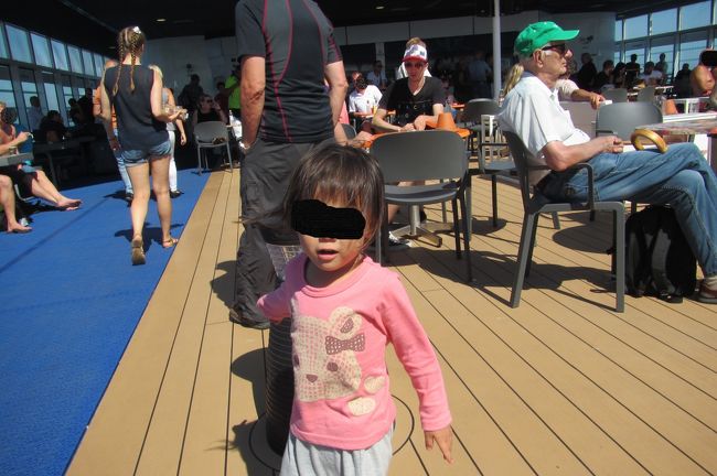 デッキ真ん中<br />お酒を飲んだり日光浴したりしてる<br />受動喫煙絶賛実施中<br /><br />なのでさっさと通り過ぎた