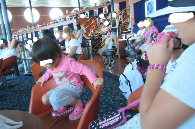 戻ったら途中の階段で長女がどこかの家族連れ相手に<br />「ママいないー！！ママどこー！どこいったのー！ママー！！」<br />とわめいていた……(-_-;)<br /><br />いや…あの…さっき一緒に居るの拒否したんは君やん…<br />こっちがちらっとのぞいても怒ったやん…なにそのツンデレ…<br /><br />ともかくご迷惑をかけた家族連れに謝って<br />さっきの席へ長女と戻る<br />「ママ行かないでね」と長女<br /><br />あんたさっき「ママどっか行って一人がええ」って言ったやん<br />目が合っただけで癇癪級に怒ったやん<br />取り扱いが面倒で困る