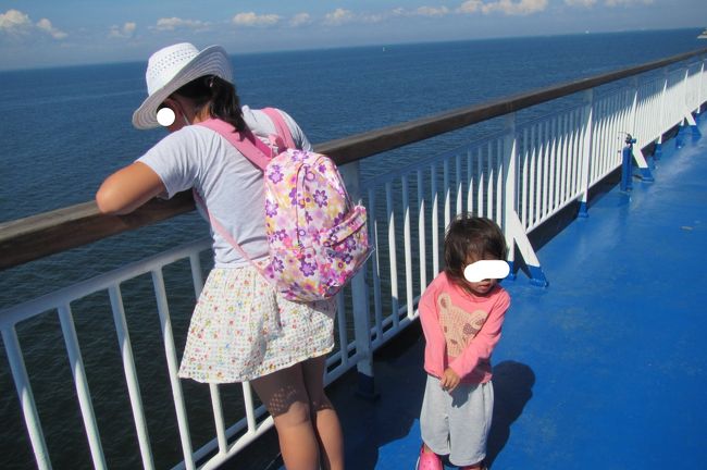 再びデッキ<br />水平線が見える<br /><br />下を見ていた長女が<br />「ママー、虹が見えるー」