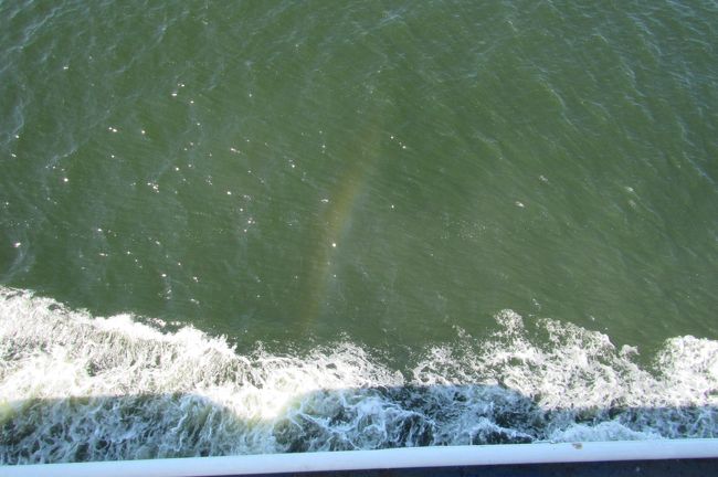 あぁ…虹だね<br />それにしても海の色<br />真下に見るとなぜか深緑っぽい色