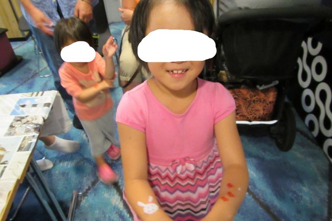 「ママ見てー。描いてもらったー」<br />キッズルームに行くとボディペイントをしていた