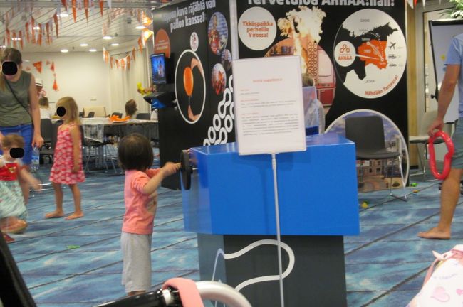 絵を描いたりするのが好きな次女は航海の２時間半ここで大半を過ごした<br />三女がやってるのはハンドルを回すと回転するという単純なもの