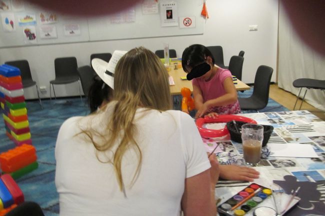 ボディペイントのお姉さん<br />長女もやってもらいたかったのね